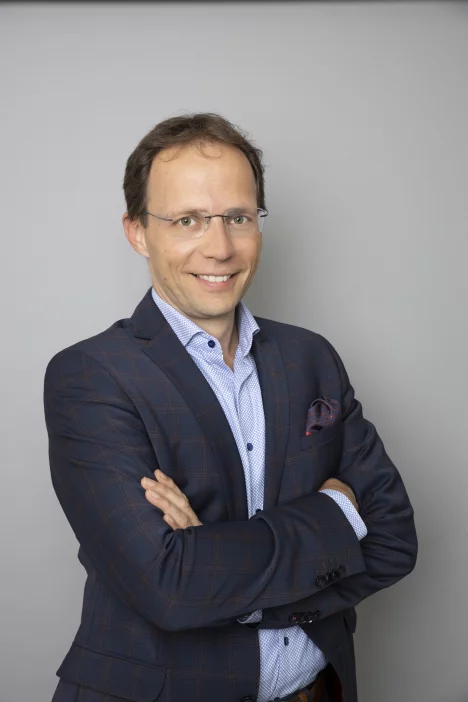 Dr. Babai László