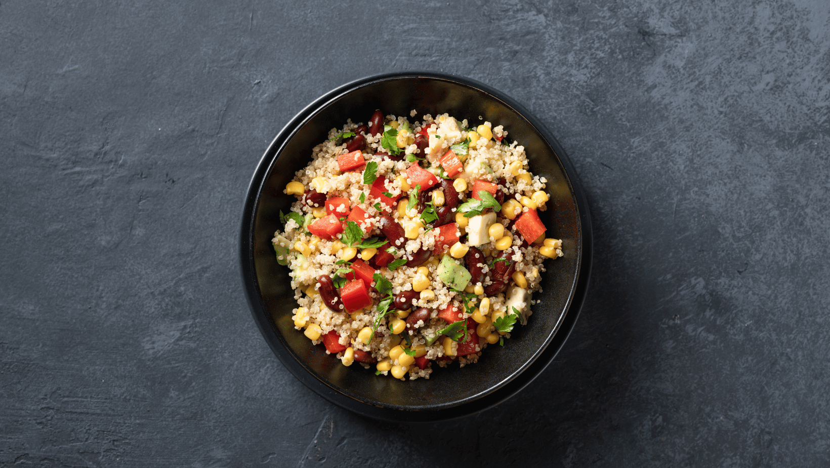 Mediterrán quinoa saláta