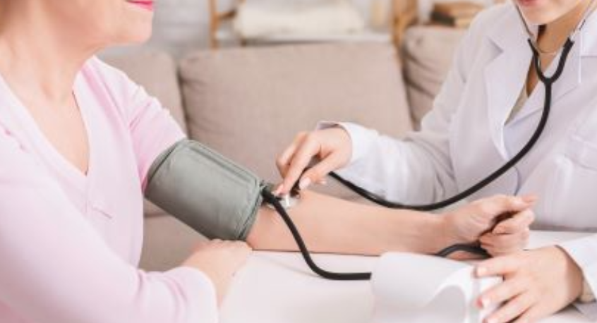 Gyors szívverést nem csak a menopauza, de a magas vérnyomás is okozhat